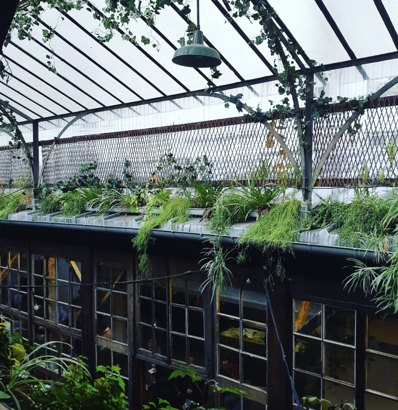 Le charme industriel de La Cartonnerie : une immersion unique au cœur de Paris