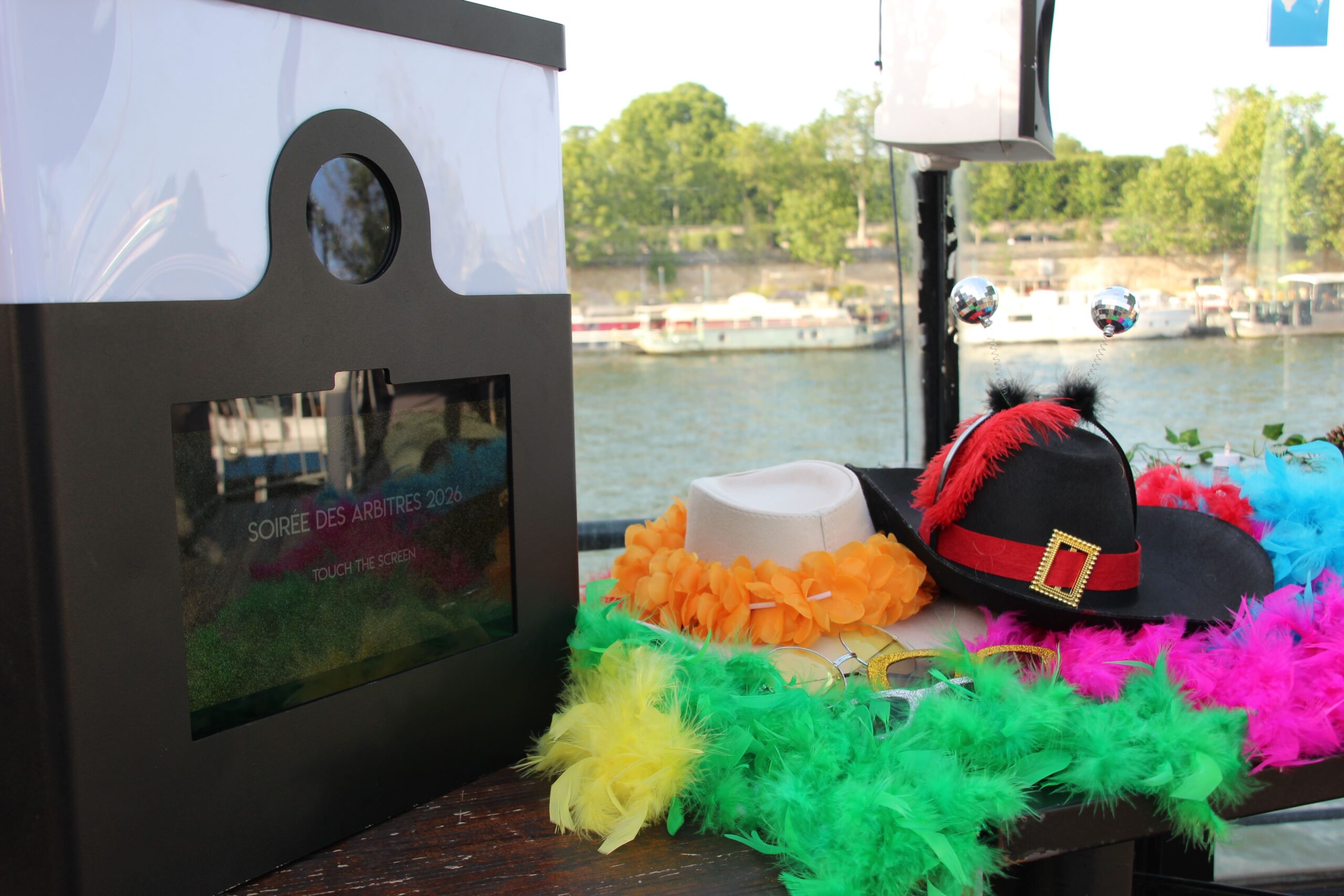 FFT : une soirée Gatsby sur la Seine pour célébrer les arbitres de Roland-Garros