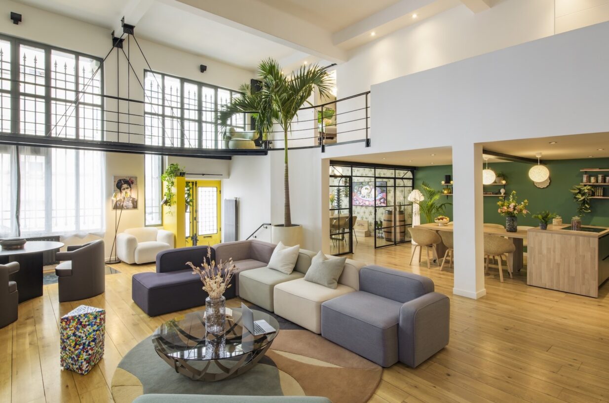 255 m² privatifs à Paris 10e pour vos événements pro (80 pers.). Manufacture historique, verrière 5m, speakeasy secret. Séminaires, cocktails et soirées d'entreprise.