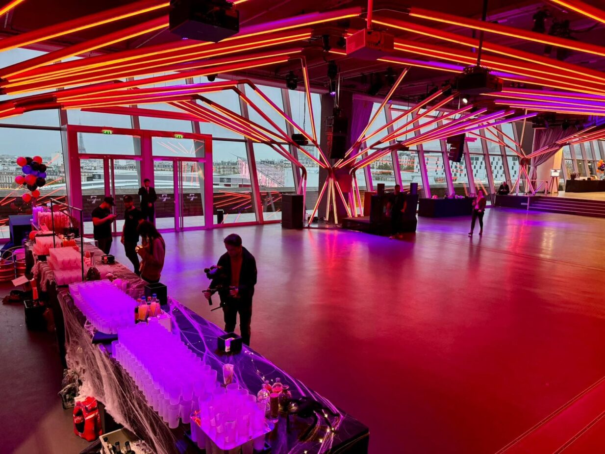 Le Terminal 7, Porte de Versailles est un espace événementiel atypique situé dans le 15ᵉ arrondissement de Paris, au sommet du Paris Expo Porte de Versailles, offrant une vue panoramique sur la ville et une atmosphère moderne et immersive. Il peut accueillir jusqu’à 1200 personnes en configuration cocktail ou soirée dansante. Ce lieu modulable est idéal pour des événements d’entreprise, cocktails, séminaires ou galas dans un cadre unique à Paris.