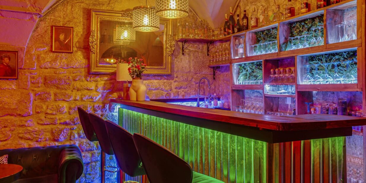 Chez Prince, situé au 18 Rue des Quatre Vents dans le 6e arrondissement de Paris, est un bar club exceptionnel pouvant accueillir jusqu'à 300 personnes. Ce lieu emblématique combine une ambiance festive avec un cadre moderne.