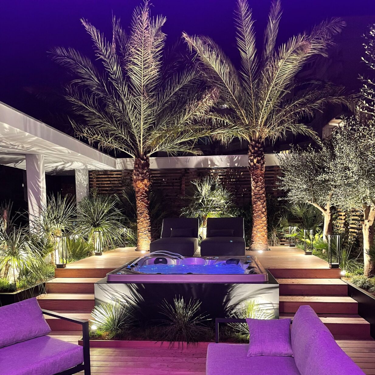Ce rooftop de 150m2 offre un cadre luxueux et moderne, idéal pour vos événements. Sa terrasse spacieuse est ornée de palmiers et d'une végétation luxuriante, et offre une vue imprenable.
