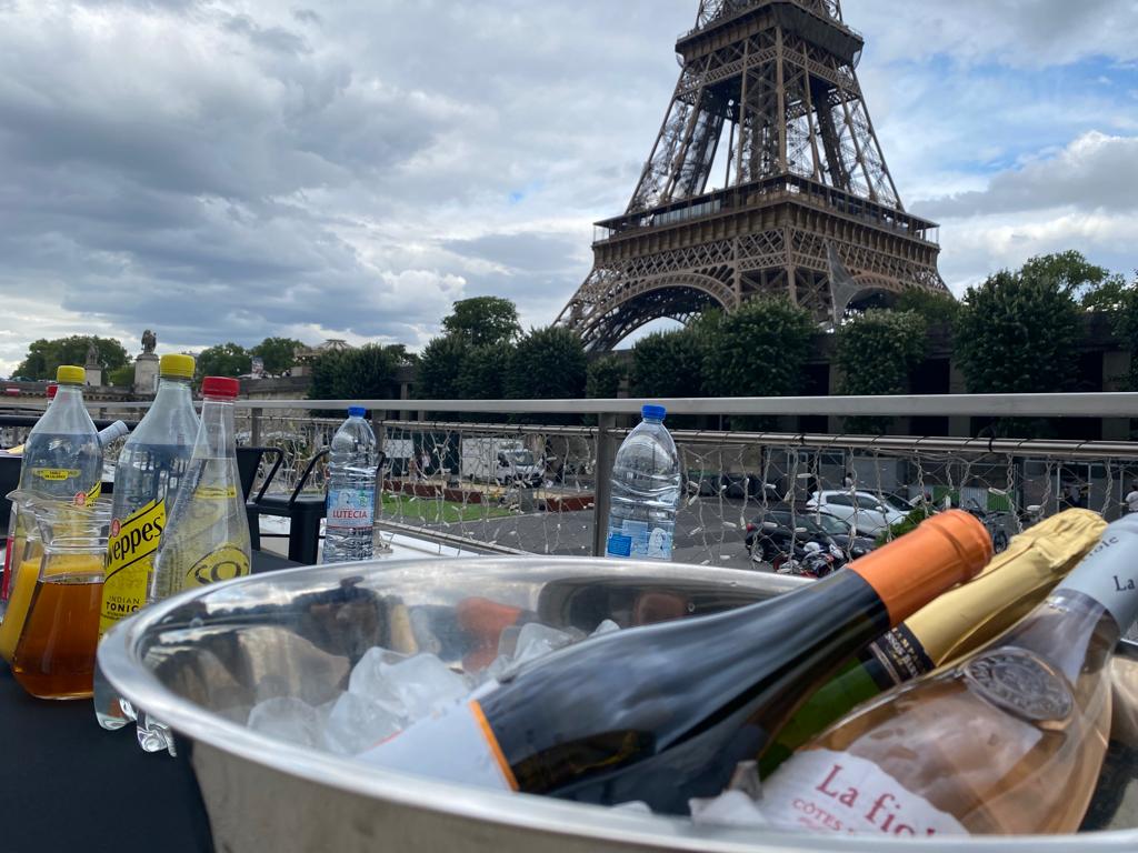 Les invités ont pu profiter d'une vue imprenable sur la Tour Eiffel, avec diverses animations, un cocktail, et la présence d'un DJ. Le beau temps a permis des activités en plein air comme la pétanque et le Mölkky, et les invités ont pris de belles photos souvenirs.