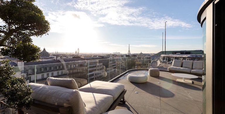 Découvrez ce véritable cocon perché dans les toits de la capitale avec sa terrasse qui offre une des plus belles vues à 360° sur Paris.
